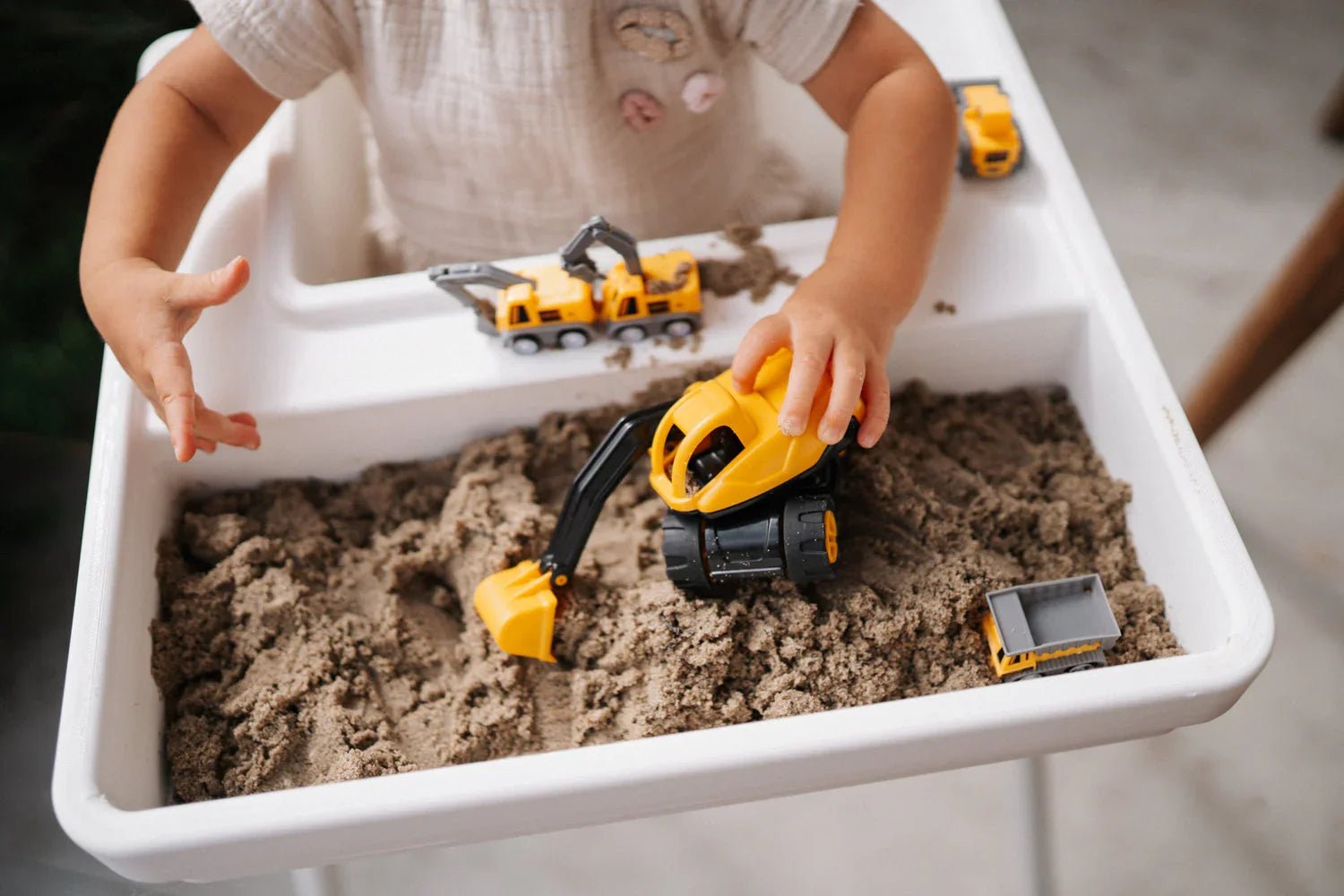 Sensorisches Spiel für Babys: So schaffst du es ohne Chaos - hibibo