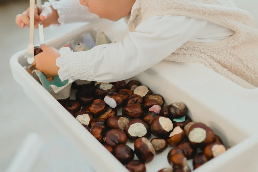 Spielideen für Babys bei Regen: So gelingt freies Spiel im Herbst - hibibo